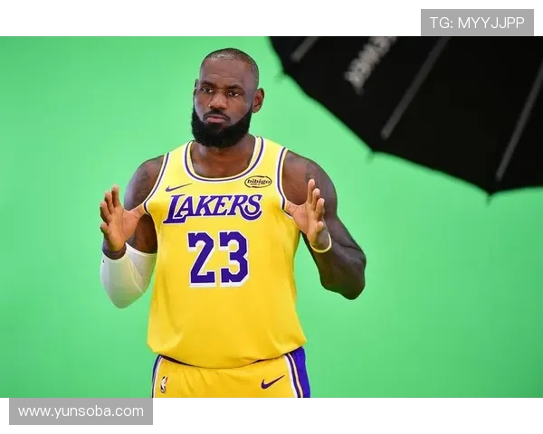 背靠背46+7三分 LBJ迎里程碑拥抱流言 背靠背46+7三分 LBJ迎里程碑拥抱流言